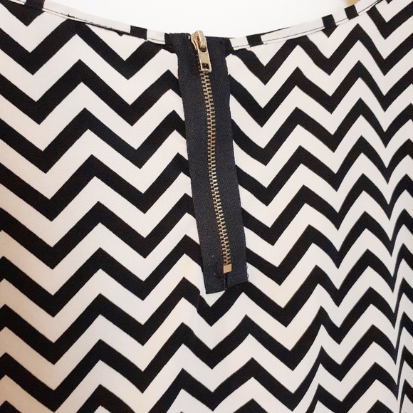 Windsor Roll Sleeve Chevron Blouse size Extra Small - Picture 3 of 5